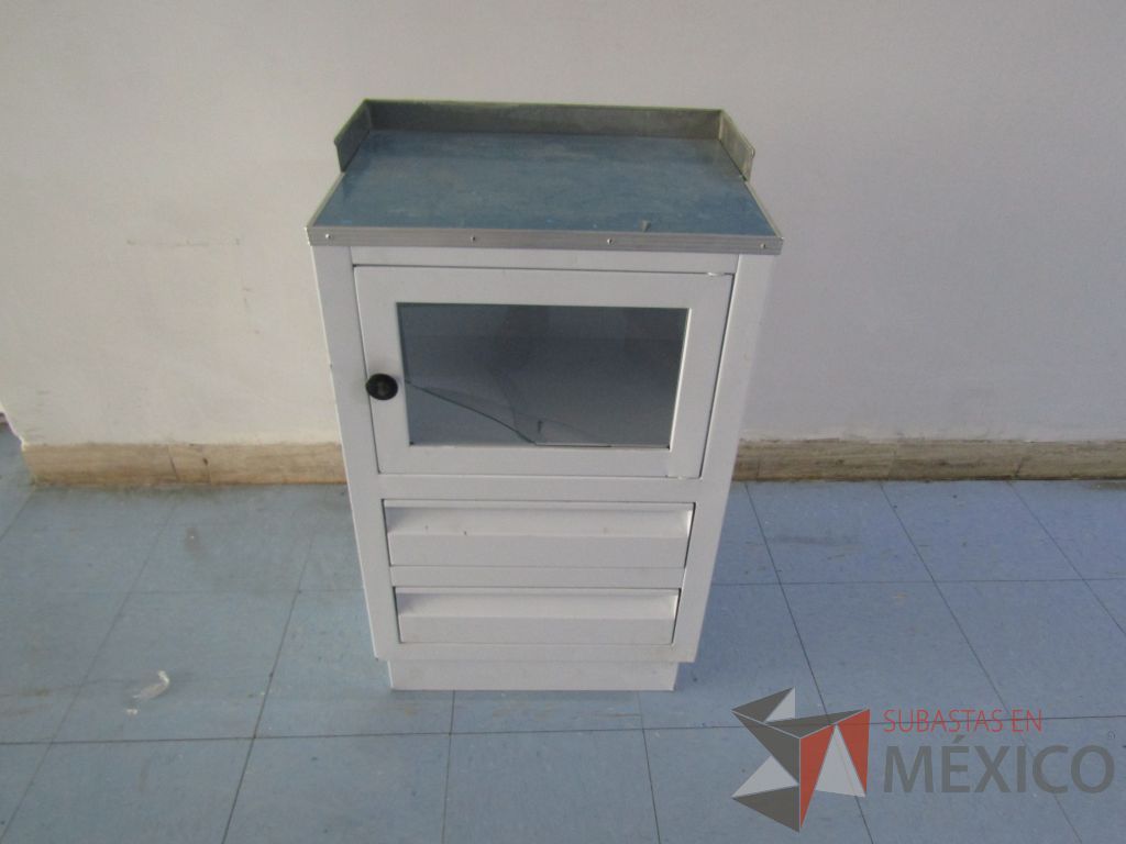 Lote 005 - Gabinete métalico con 2 cajones y puerta con cristal color blanco