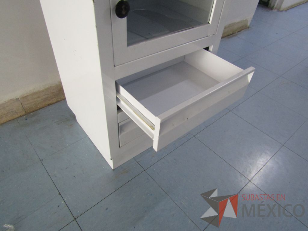 Lote 005 - Gabinete métalico con 2 cajones y puerta con cristal color blanco - Imagen 8
