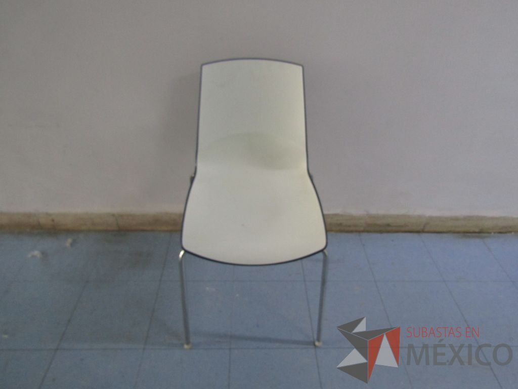 Lote 006 - Silla ejecutiva con ruedas y 3 Sillas fijas con patas métalicas - Imagen 7