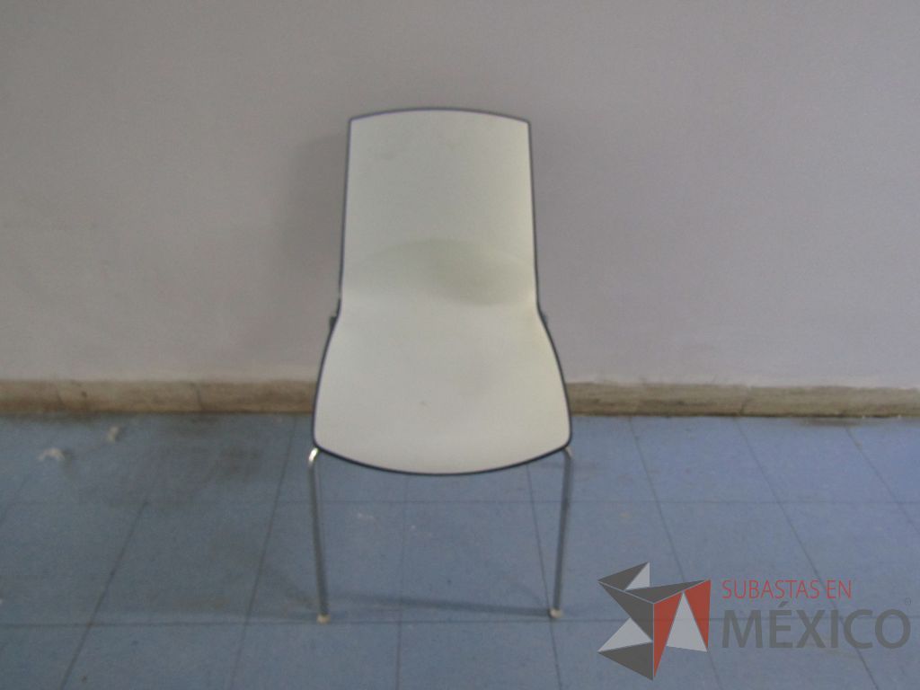 Lote 006 - Silla ejecutiva con ruedas y 3 Sillas fijas con patas métalicas - Imagen 8