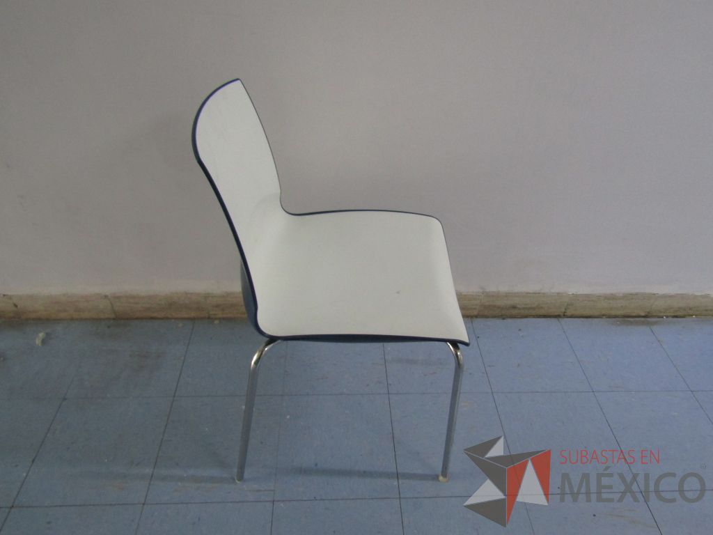 Lote 006 - Silla ejecutiva con ruedas y 3 Sillas fijas con patas métalicas - Imagen 9