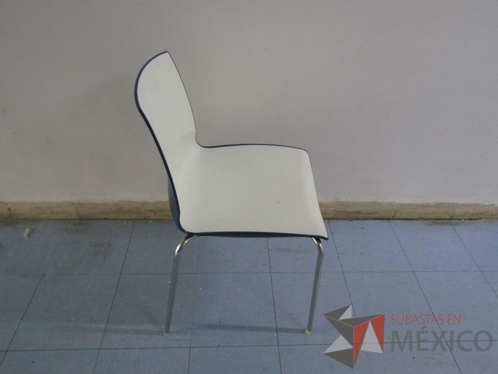 Lote 006 - Silla ejecutiva con ruedas y 3 Sillas fijas con patas métalicas - Imagen 10