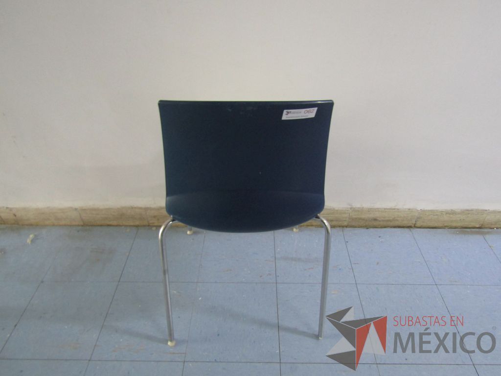 Lote 006 - Silla ejecutiva con ruedas y 3 Sillas fijas con patas métalicas - Imagen 11