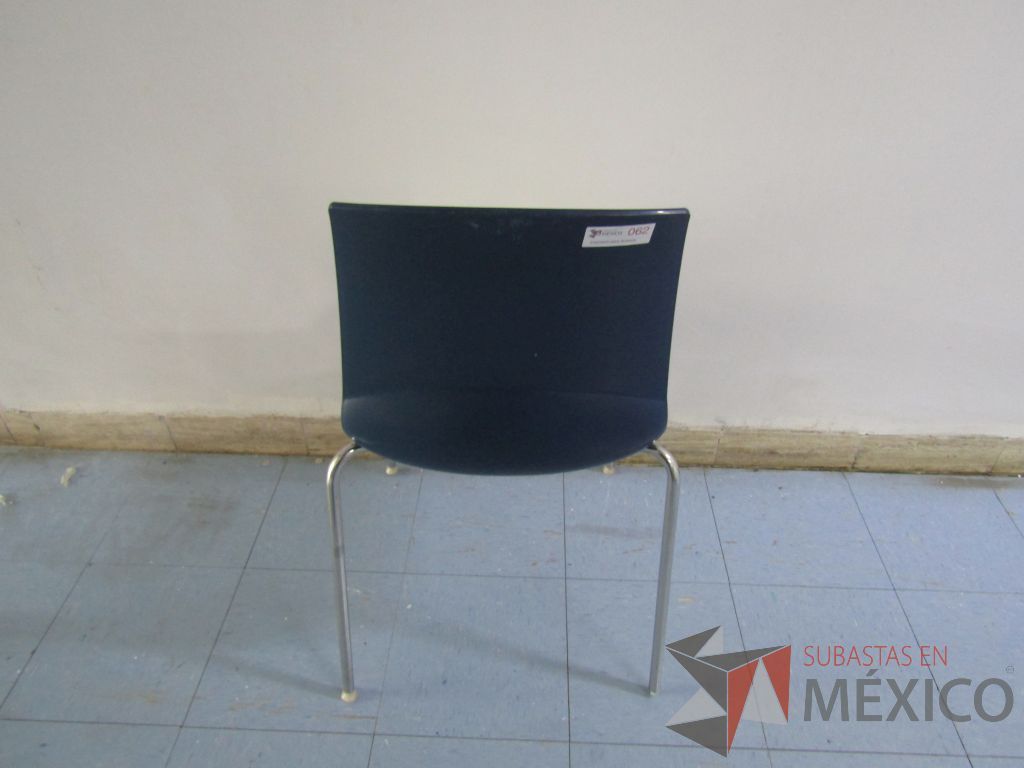 Lote 006 - Silla ejecutiva con ruedas y 3 Sillas fijas con patas métalicas - Imagen 12