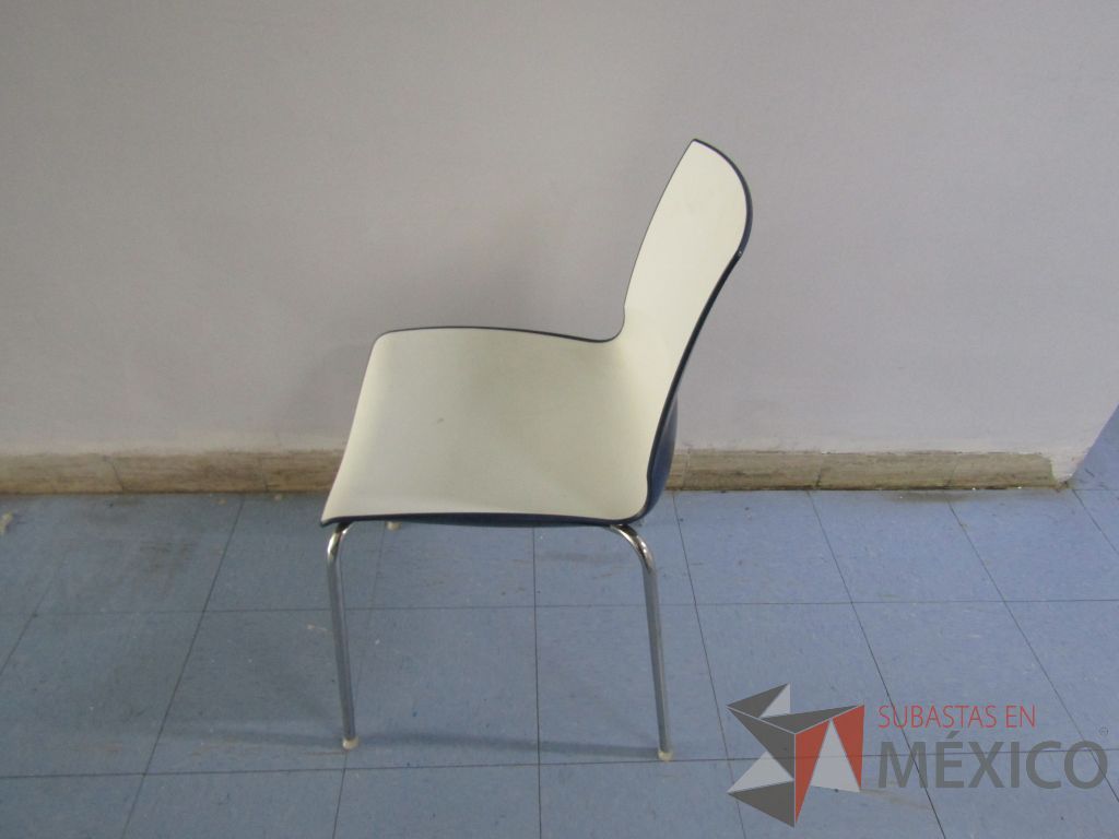 Lote 006 - Silla ejecutiva con ruedas y 3 Sillas fijas con patas métalicas - Imagen 13