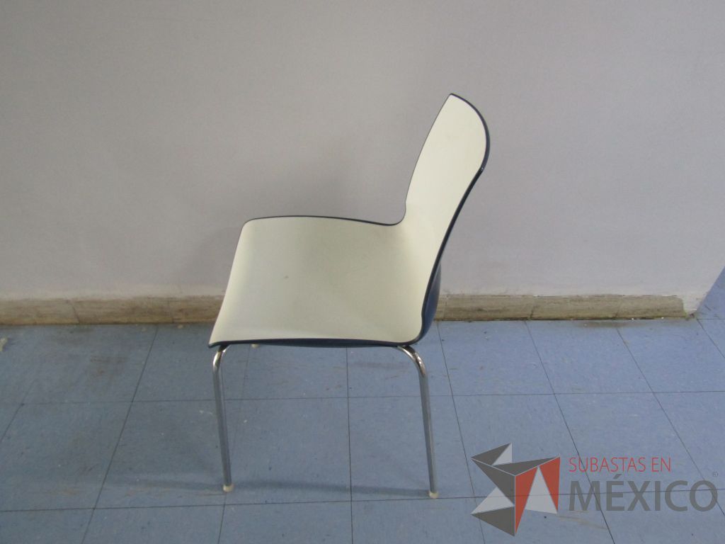 Lote 006 - Silla ejecutiva con ruedas y 3 Sillas fijas con patas métalicas - Imagen 14