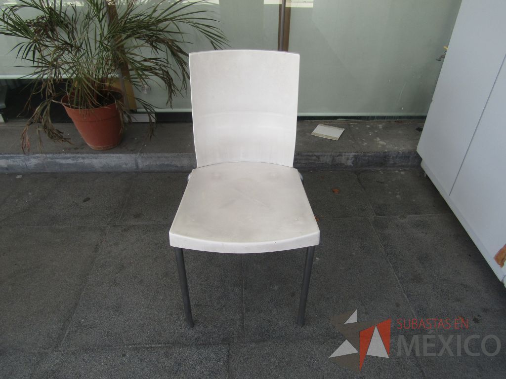 Lote 038 - 5 Sillas con patas metálicas, asiento y respaldo en plástico color blanco. - Imagen 4