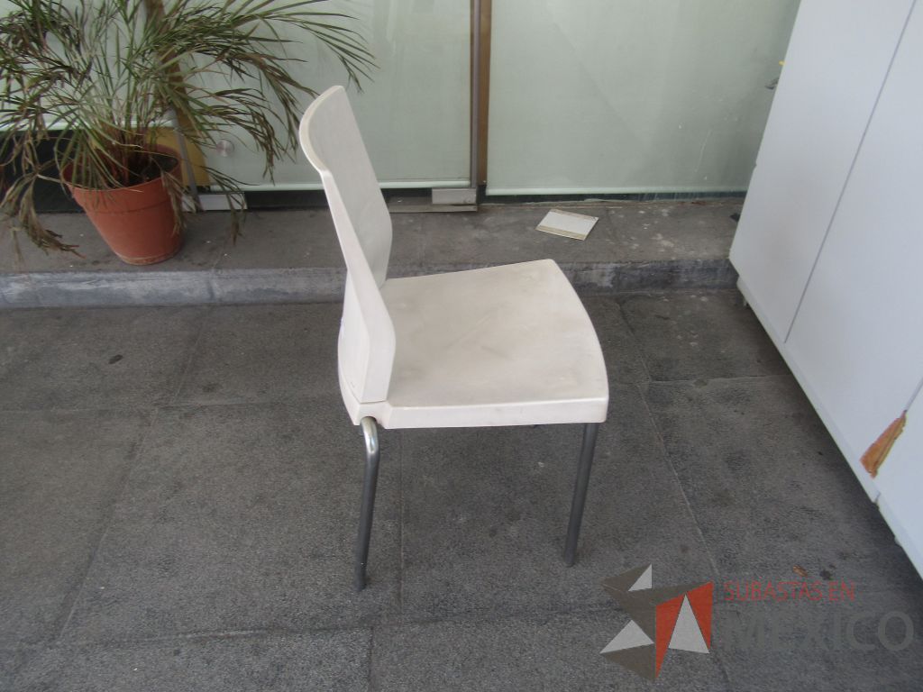 Lote 038 - 5 Sillas con patas metálicas, asiento y respaldo en plástico color blanco. - Imagen 3
