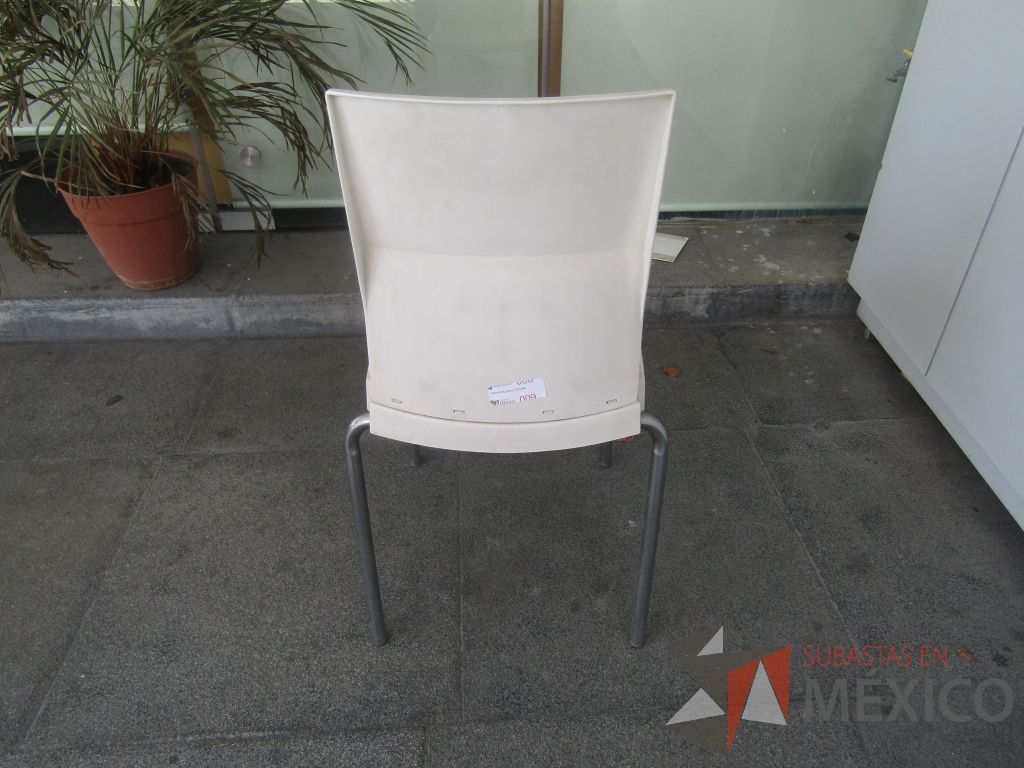 Lote 038 - 5 Sillas con patas metálicas, asiento y respaldo en plástico color blanco. - Imagen 2