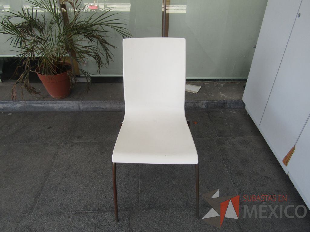 Lote 040 - 6 Sillas con patas metálicas, asiento y respaldo en plástico color blanco. - Imagen 2