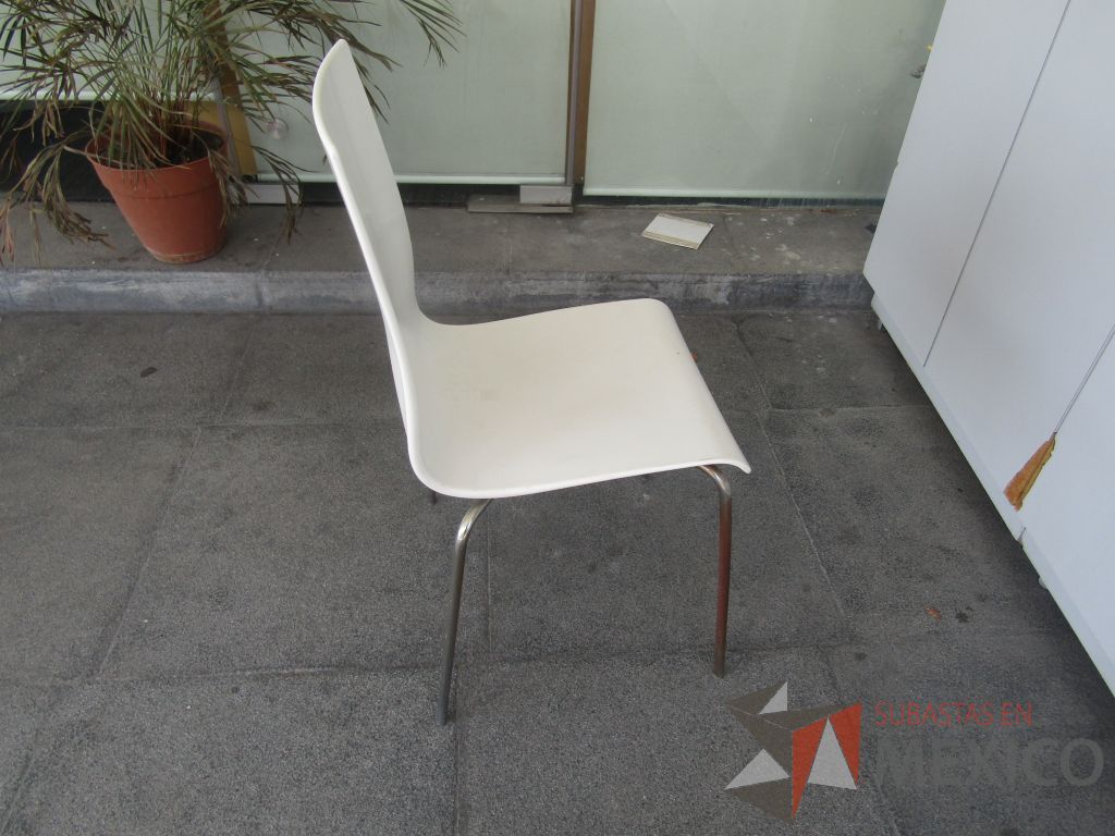 Lote 040 - 6 Sillas con patas metálicas, asiento y respaldo en plástico color blanco. - Imagen 3