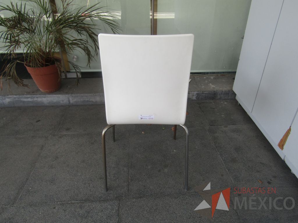 Lote 040 - 6 Sillas con patas metálicas, asiento y respaldo en plástico color blanco. - Imagen 4