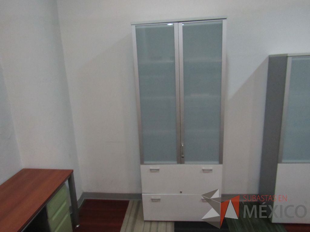 Lote 022 - 2 Gabinetes alto con 2 puertas, 2 cajones con tapas color blanco y 3 entrepaño