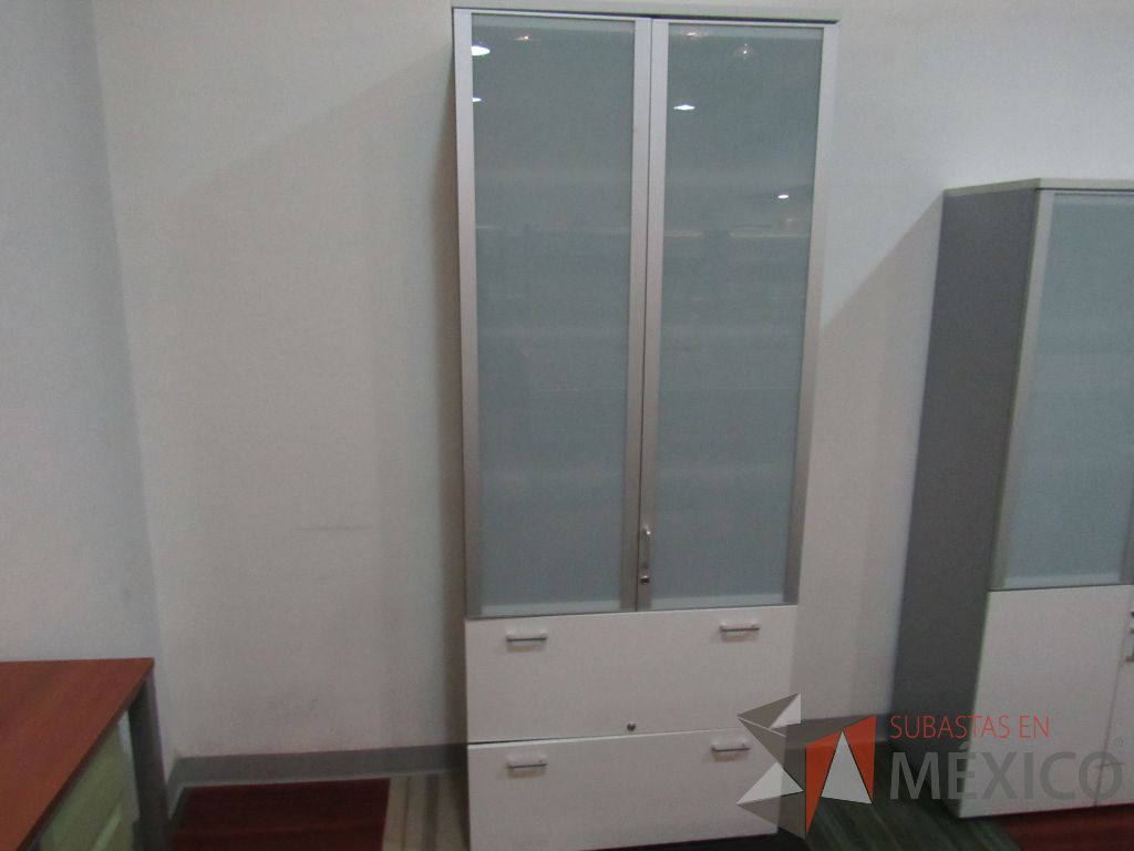 Lote 022 - 2 Gabinetes alto con 2 puertas, 2 cajones con tapas color blanco y 3 entrepaño - Imagen 2
