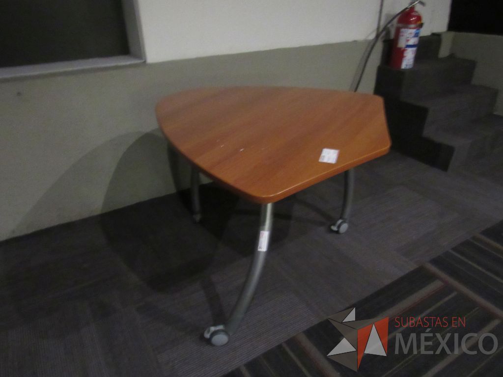 Lote 007 - Mesa de trabajo con 3 patas metálicas, y cubierta color café - Imagen 2