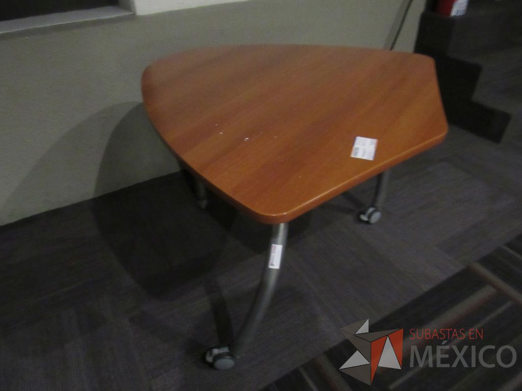 Lote 007 - Mesa de trabajo con 3 patas metálicas, y cubierta color café - Imagen 6