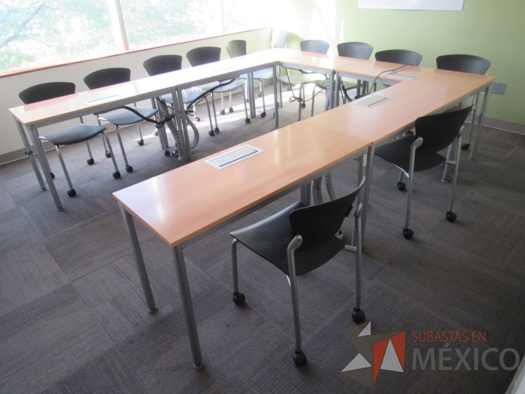 Lote 013 - 5 Mesas de trabajo con base metálica y cubierta con orificio para cables - Imagen 5