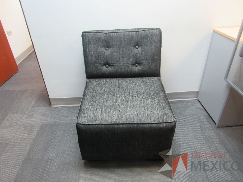 Lote 014 - Sillón de 1 plaza con asiento y respaldo en tela color gris