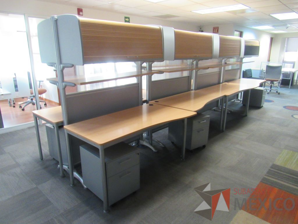Lote 015 - Estación de trabajo para 8 personas con 8 gavetas, 8 repisas y 5 archiveros - Imagen 5