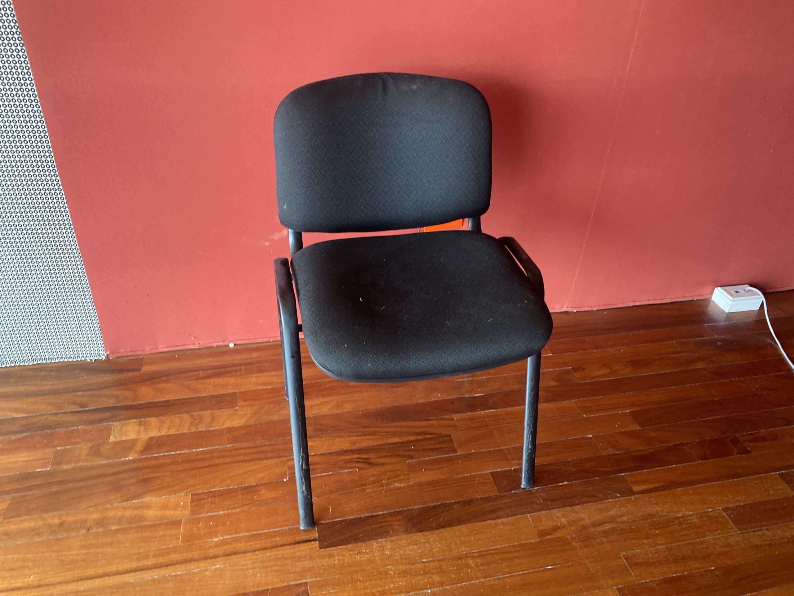 Lote 082 - 5 Sillas de visita con 4 patas metálicas, asiento y respaldo en tela colo negro