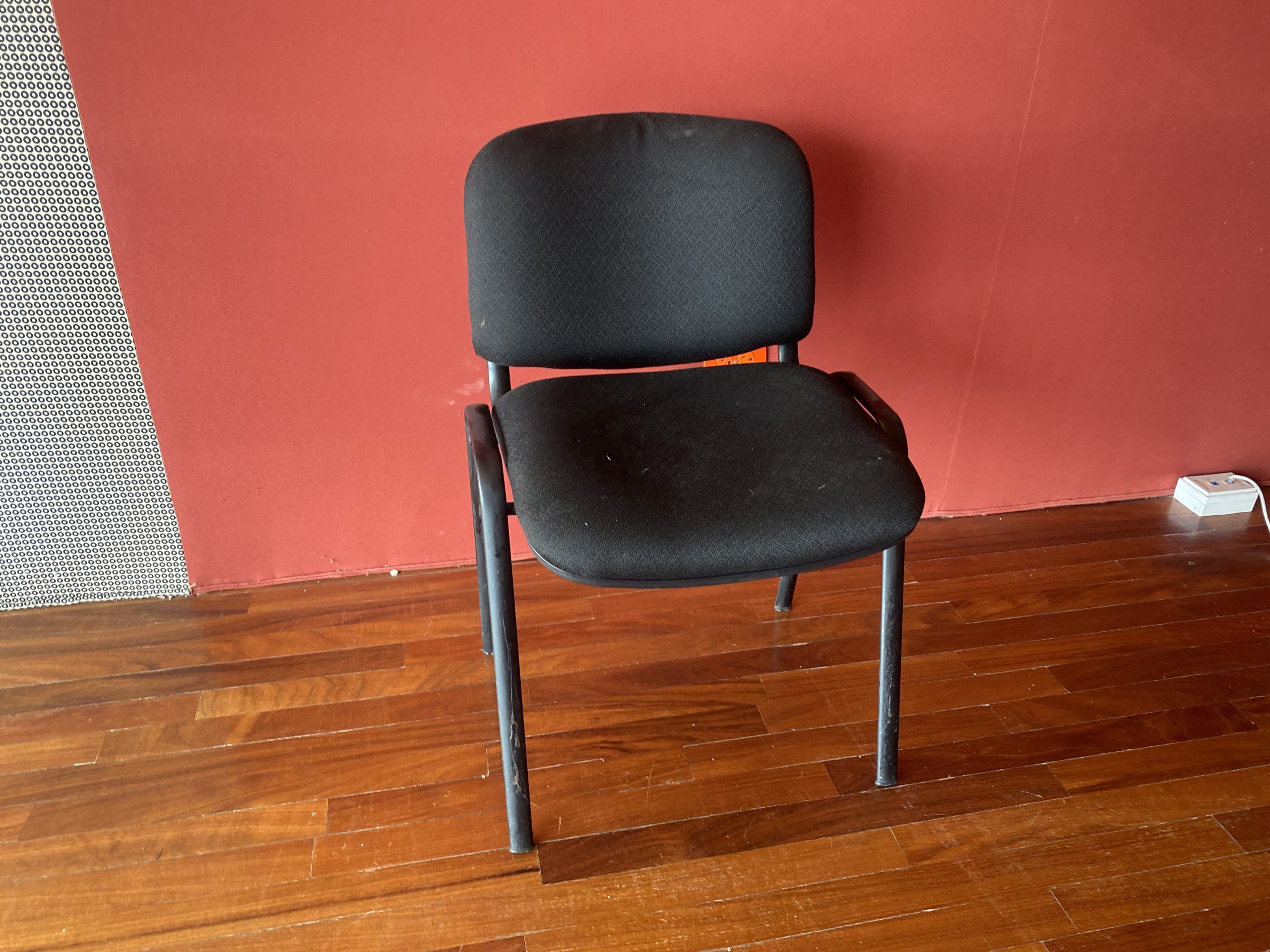Lote 075 - 5 Sillas de visita con 4 patas metálicas, asiento y respaldo en tela colo negro