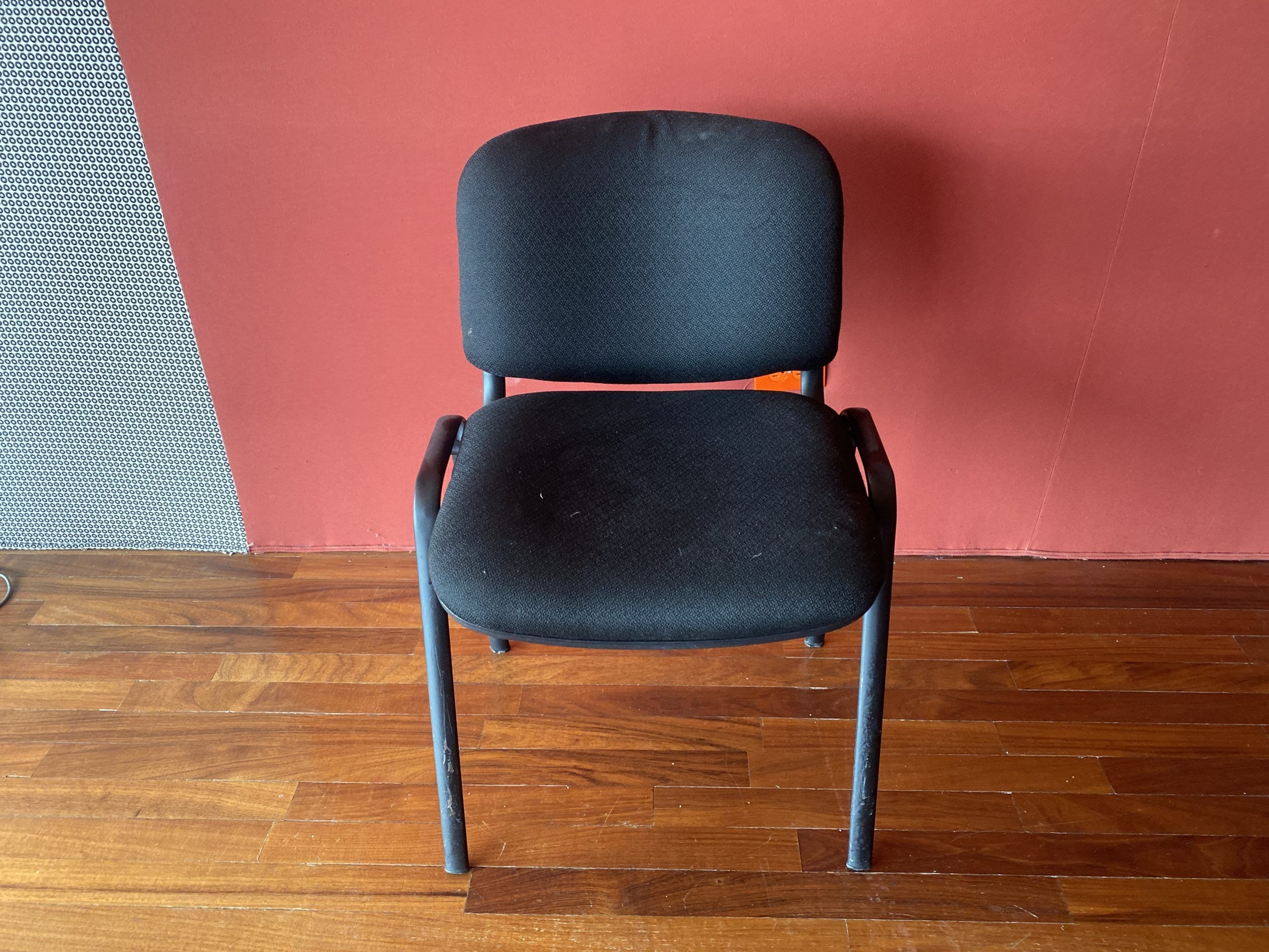 Lote 075 - 5 Sillas de visita con 4 patas metálicas, asiento y respaldo en tela colo negro - Imagen 3