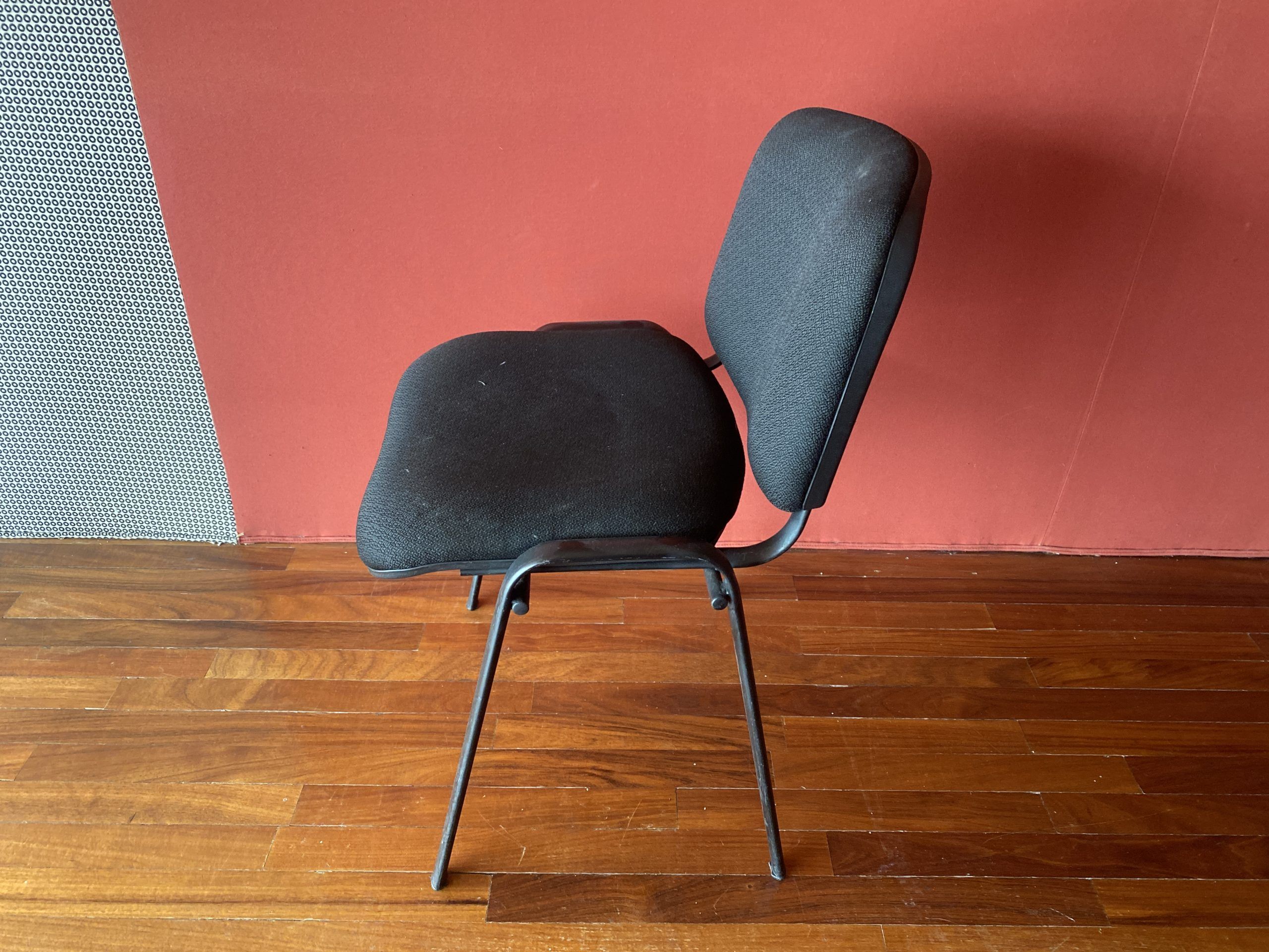 Lote 075 - 5 Sillas de visita con 4 patas metálicas, asiento y respaldo en tela colo negro - Imagen 4