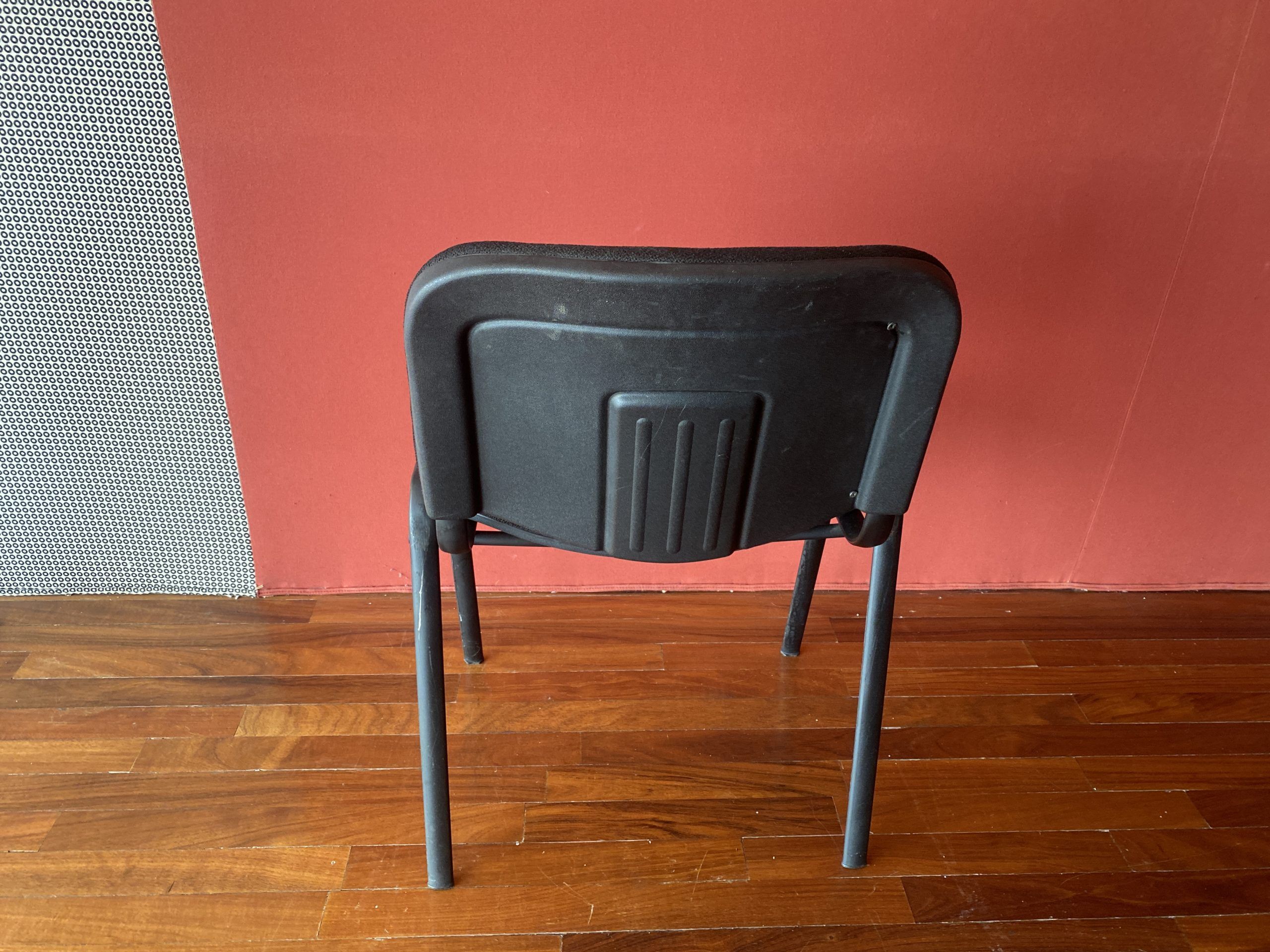 Lote 086 - 4 Sillas de visita con 4 patas metálicas, asiento y respaldo en tela colo negro - Imagen 5