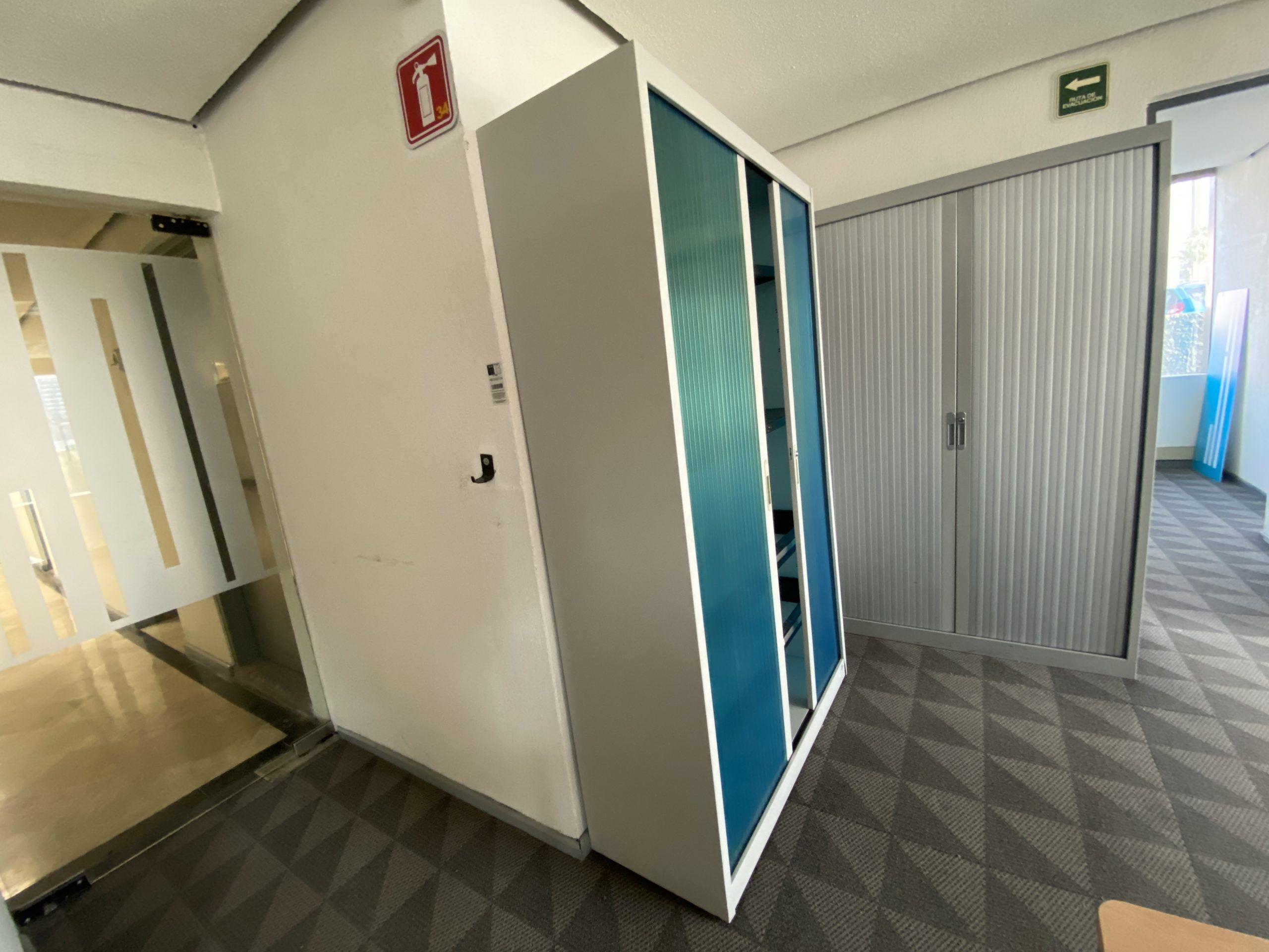 Lote 087 - Gabinete metálico alto con 2 puertas corredizas plasticas color azul - Imagen 3