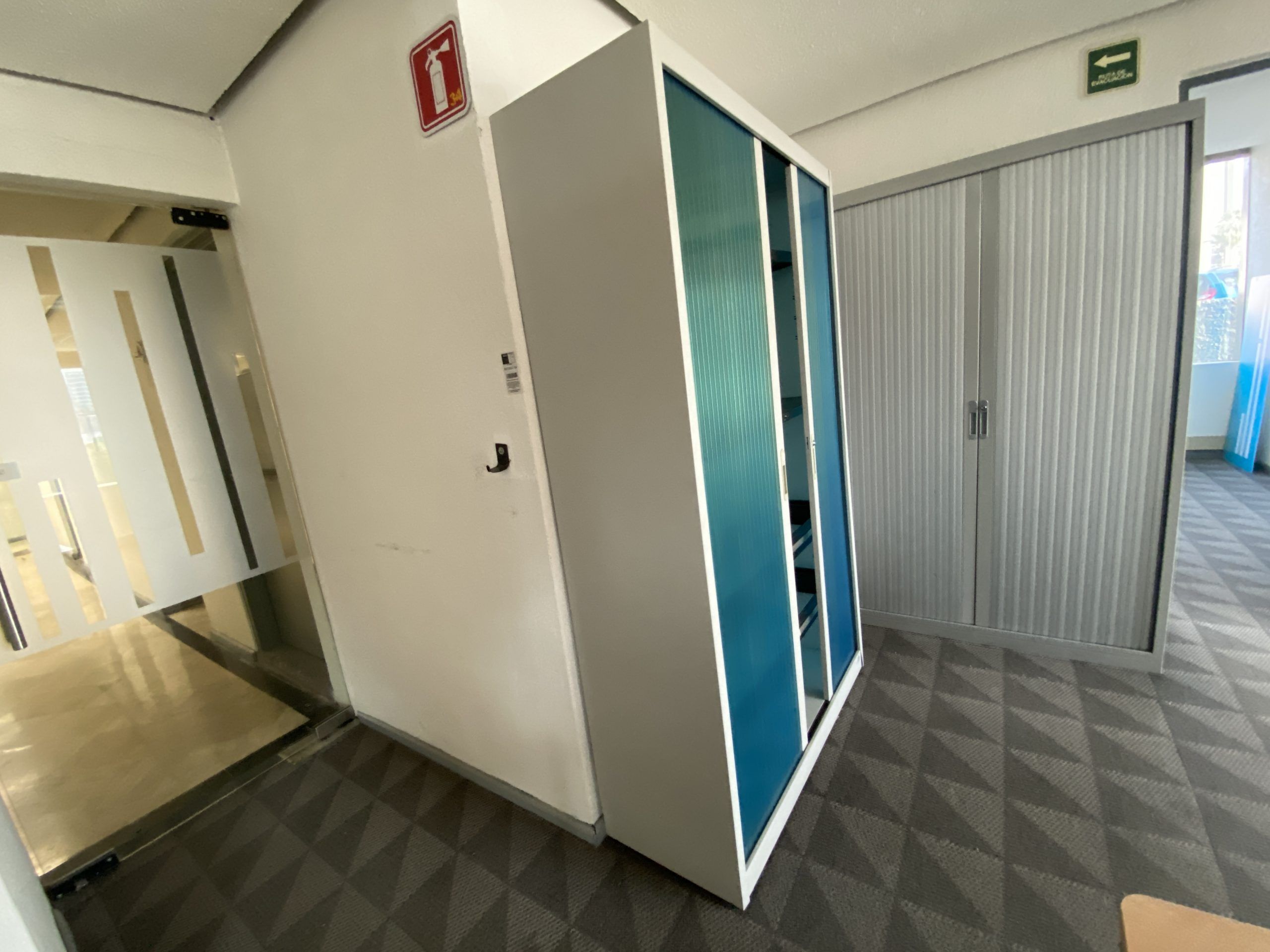 Lote 087 - Gabinete metálico alto con 2 puertas corredizas plasticas color azul