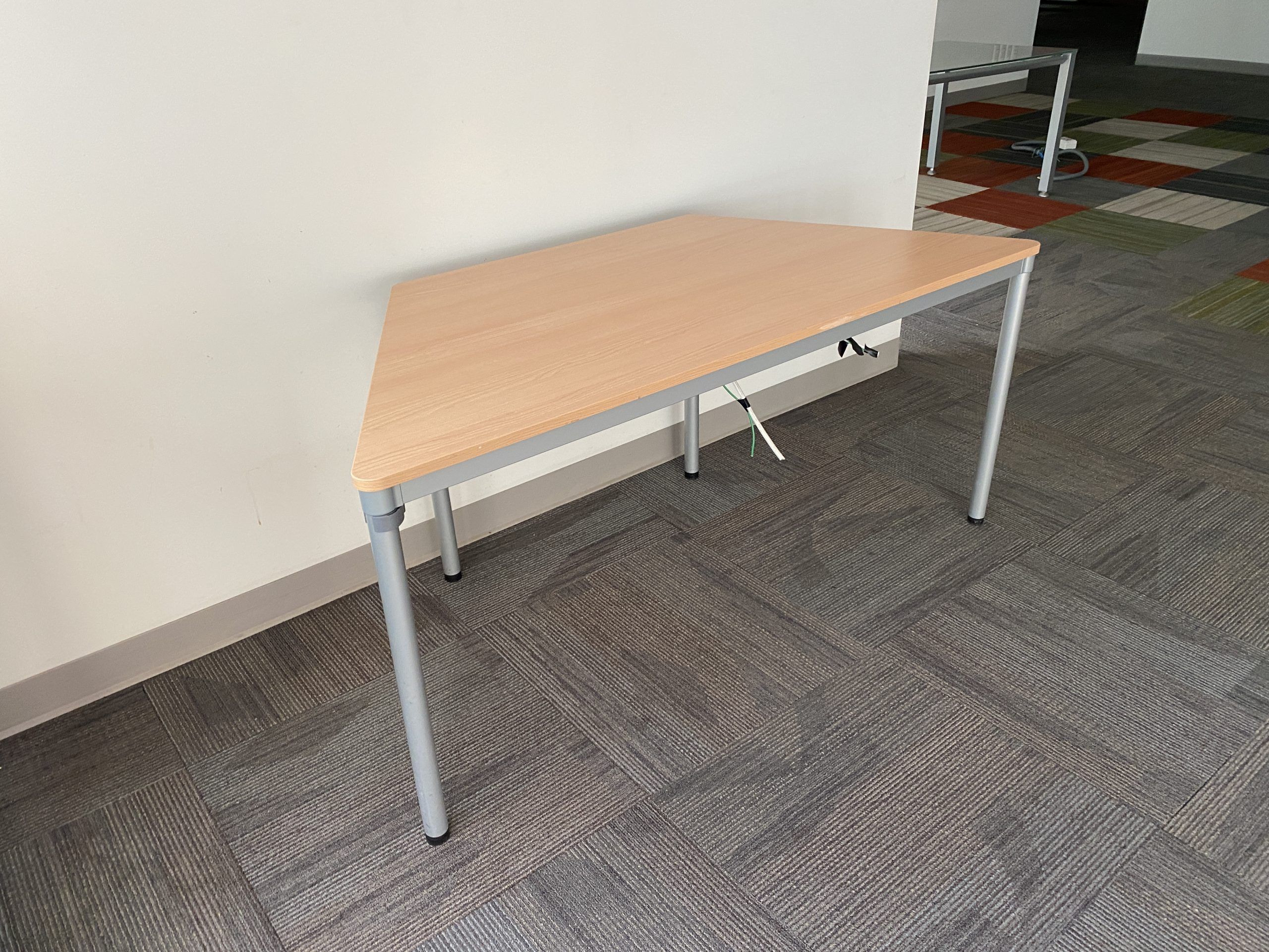 Lote 090 - Mesa de trabajo con 4 patas metálicas y cubierta en forma de trapecio - Imagen 3