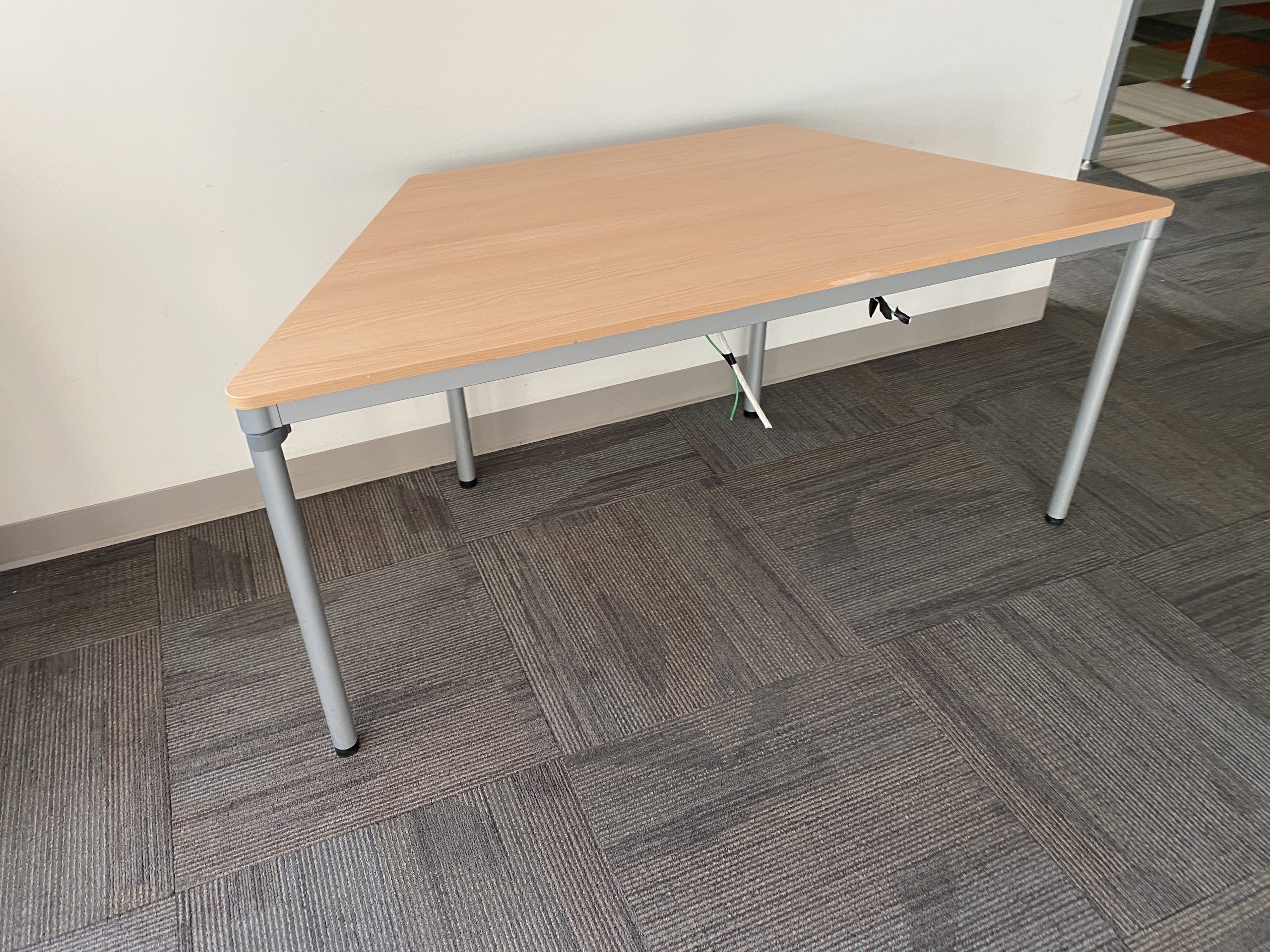 Lote 090 - Mesa de trabajo con 4 patas metálicas y cubierta en forma de trapecio - Imagen 5