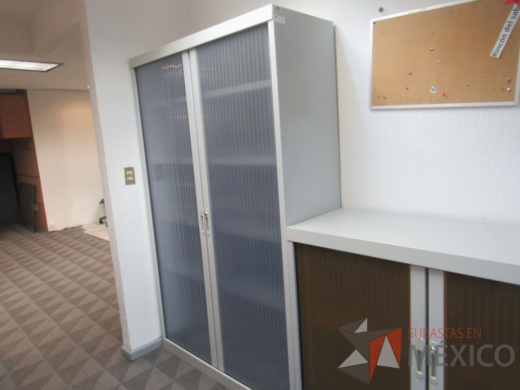 Lote 020 - Gabinete metálico alto con 2 puertas corredizas plasticas - Imagen 2