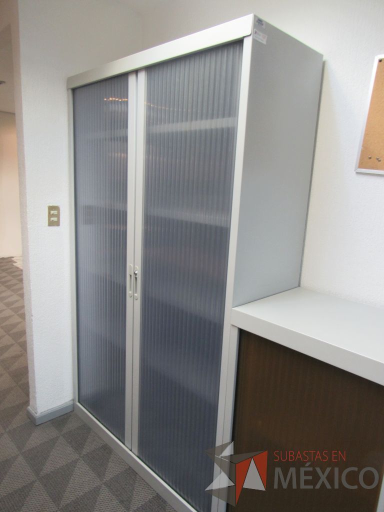 Lote 020 - Gabinete metálico alto con 2 puertas corredizas plasticas - Imagen 6