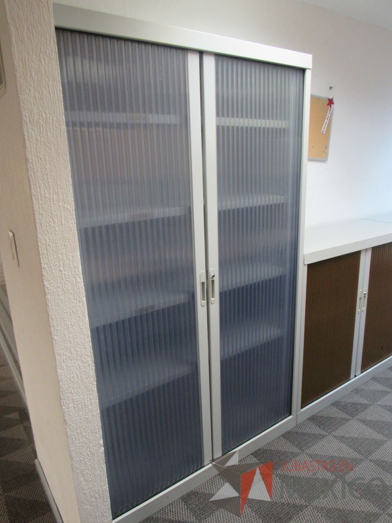 Lote 020 - Gabinete metálico alto con 2 puertas corredizas plasticas - Imagen 5