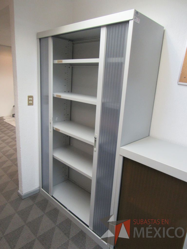 Lote 020 - Gabinete metálico alto con 2 puertas corredizas plasticas - Imagen 4