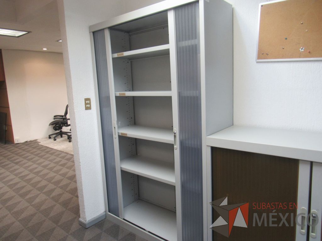 Lote 020 - Gabinete metálico alto con 2 puertas corredizas plasticas - Imagen 3