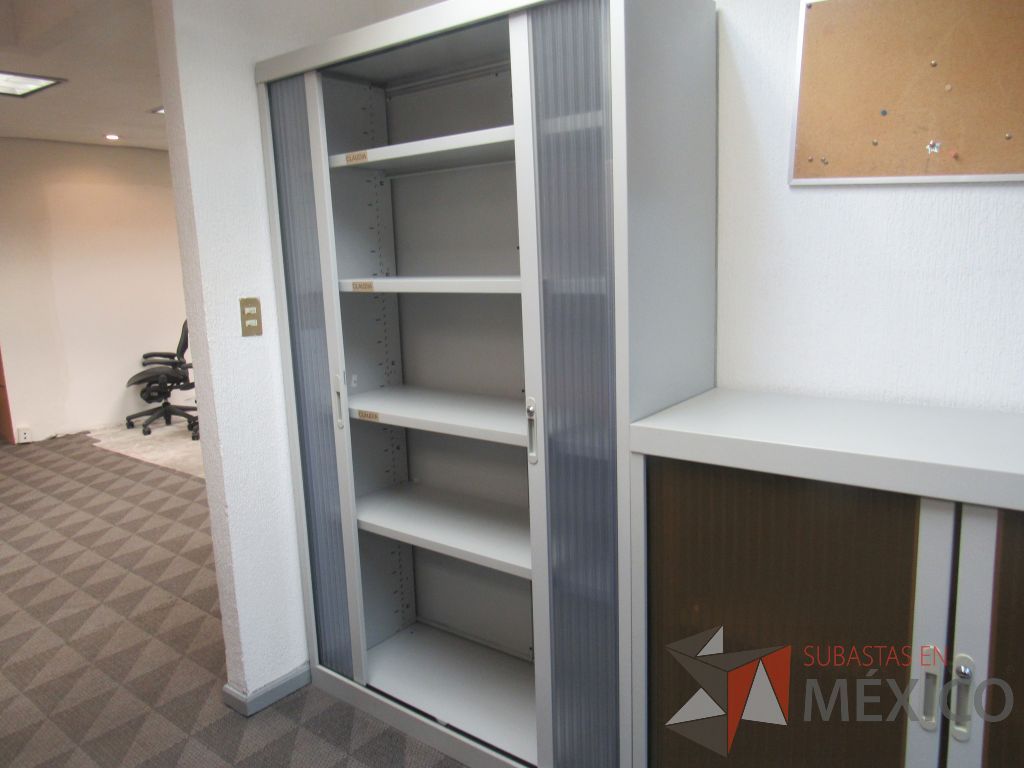 Lote 020 - Gabinete metálico alto con 2 puertas corredizas plasticas