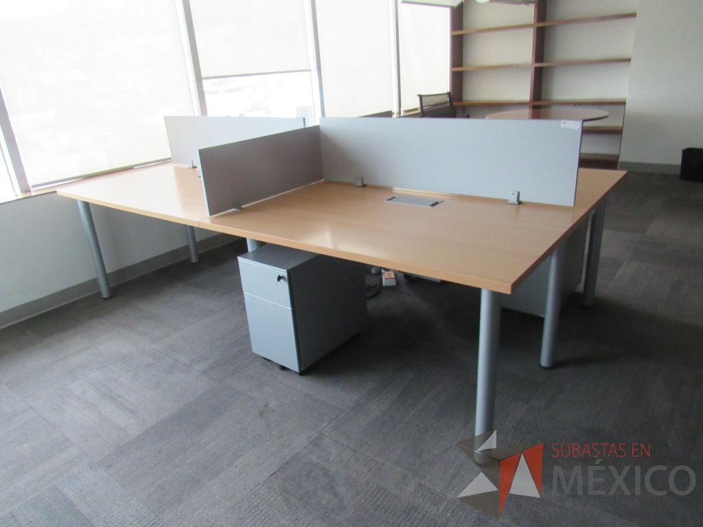 Lote 028 - Estación de trabajo para 4 personas con 3 archiveros de 2 cajones color gris