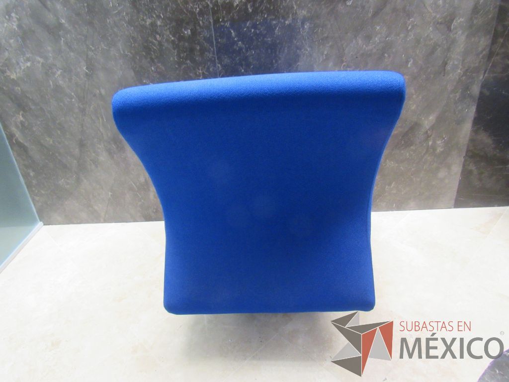 Lote 045 - 3 Sillones de 1 plaza con 4 patas metálicas, asiento y respaldo en tela color azul - Imagen 6