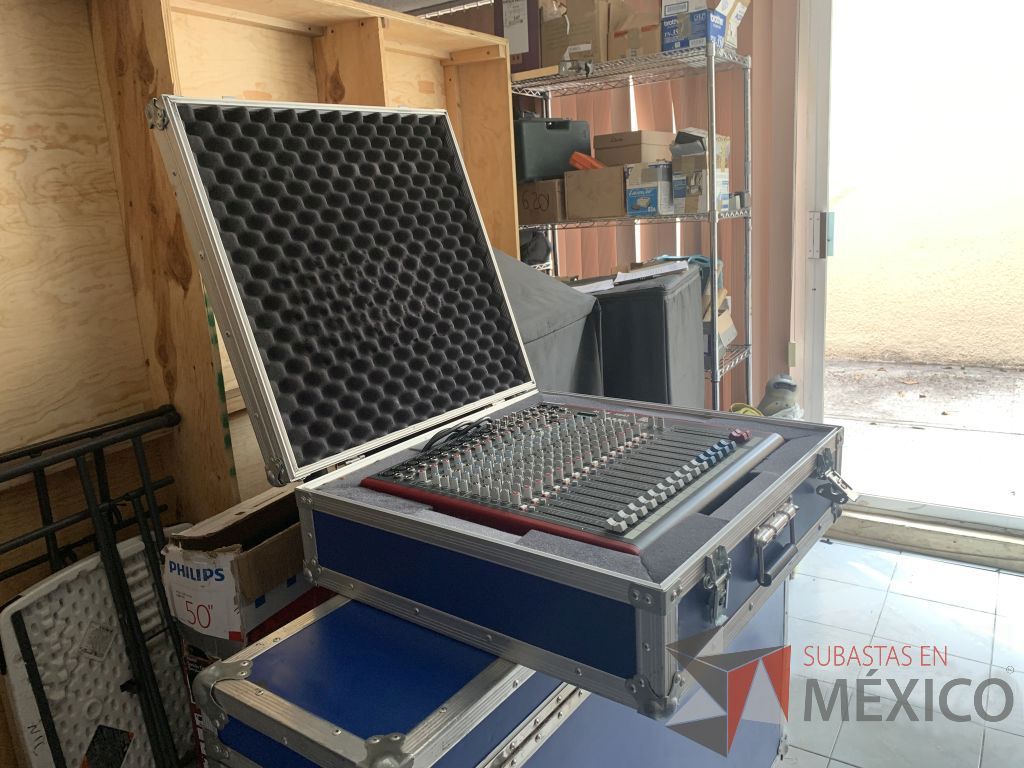 Lote 026 - Mezcladora análoga 18 canales PROFESIONAL con case con 2 cable Canon genérico de 21m y 22m
