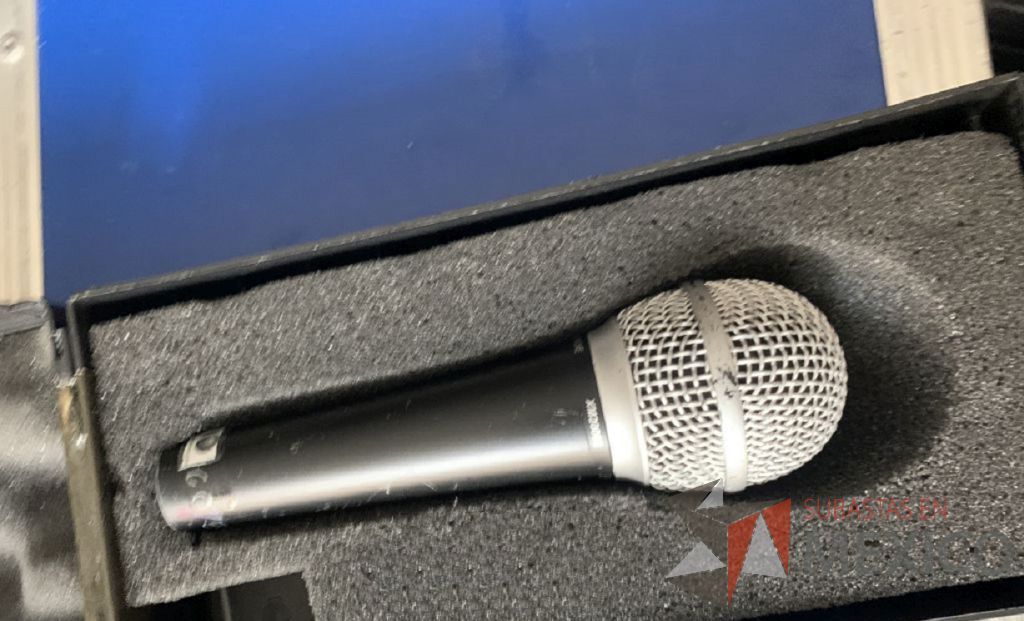 Lote 025 – 4 Micrófonos alambricos Behringer XM2000S con estuche individual de plástico y 4 cables Cánon genéricos de 1.80m