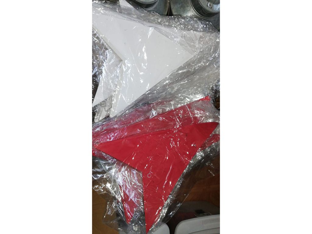 Lote 212 - 20 Estrellas de papel, 10 grandes rojas, 10 grandes blancas.