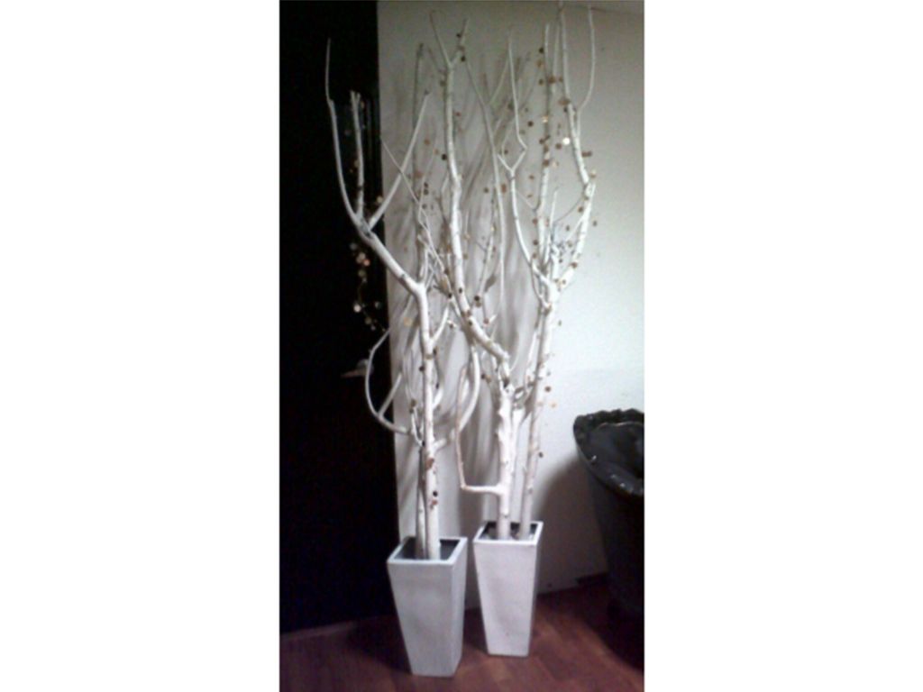 Lote 251 - 5 Macetas de fibra de vidrio con piedras y tonos naturales.