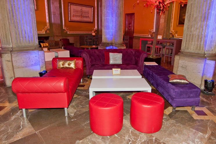 Lote 048 - Sala conformada por 1 Sillon color vino y 6 Taburetes color rojo