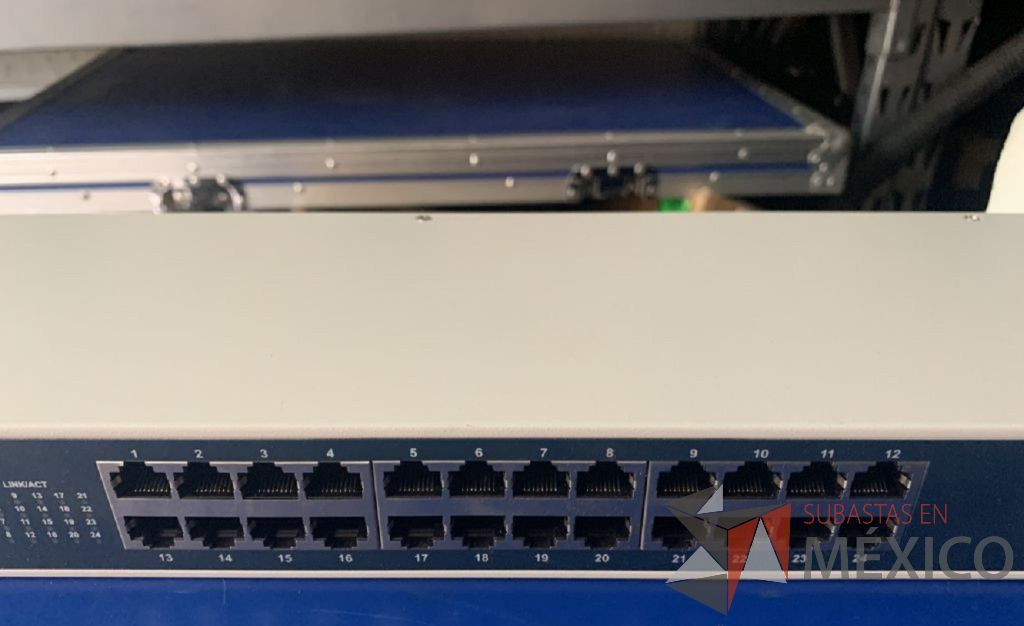 Lote 026 - Switch de red 4 de 24 salidas y 1 de 16 salidas varias marcas (Zonet,C-net,Trendnet,Baseline)