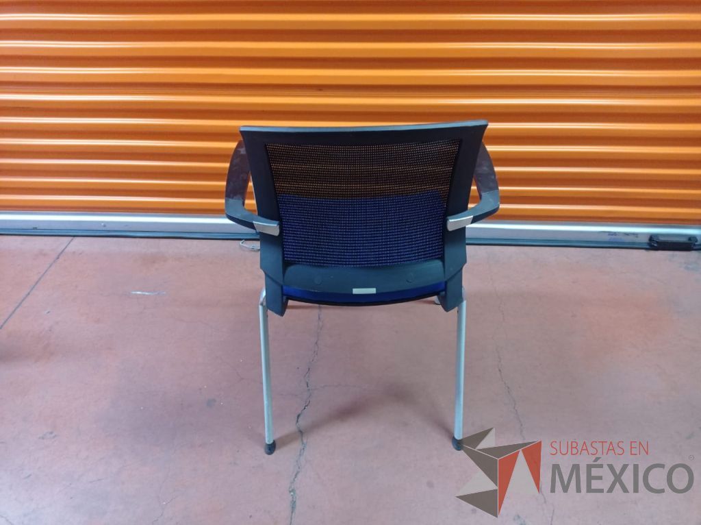 Lote 052 - 4 silla de visita con asiento azul y respaldo negro - Imagen 2
