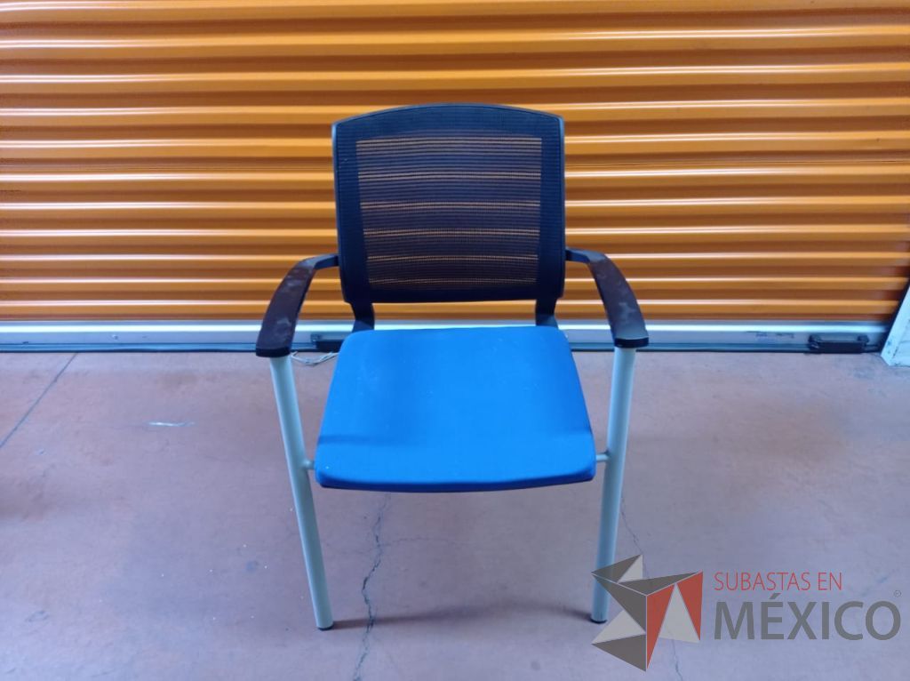 Lote 052 - 4 silla de visita con asiento azul y respaldo negro - Imagen 3
