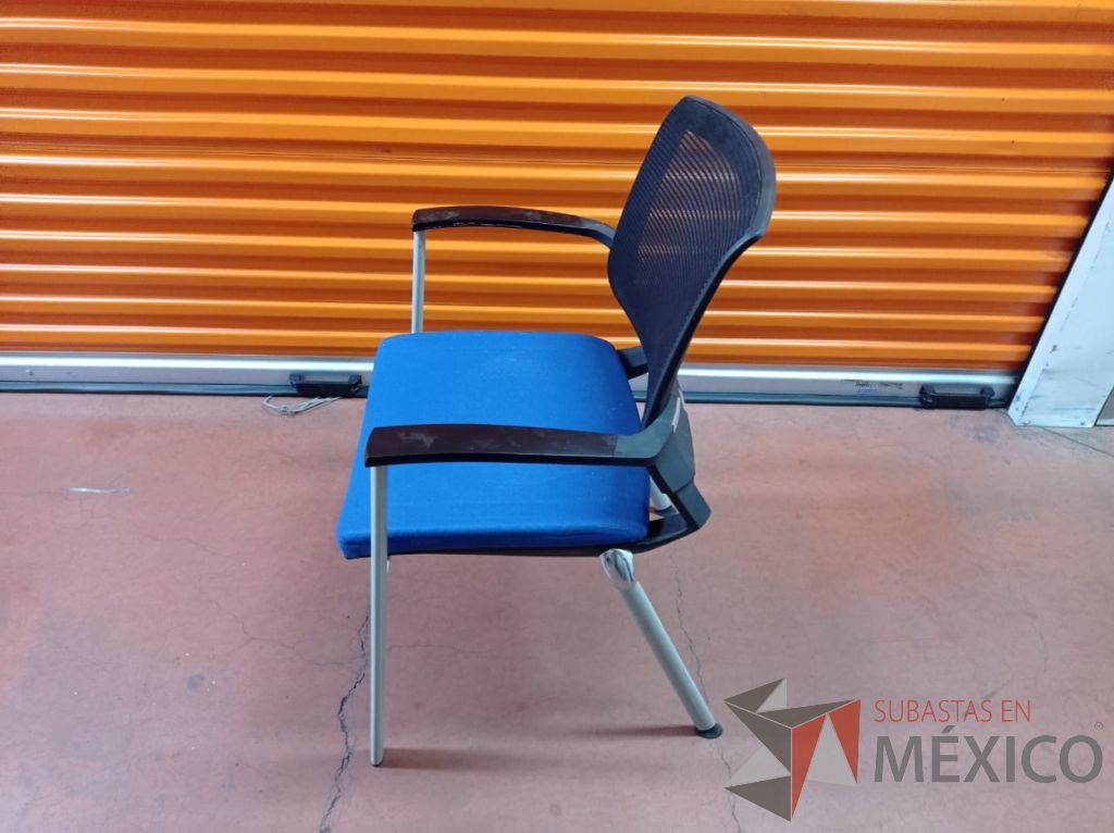 Lote 052 - 4 silla de visita con asiento azul y respaldo negro - Imagen 4