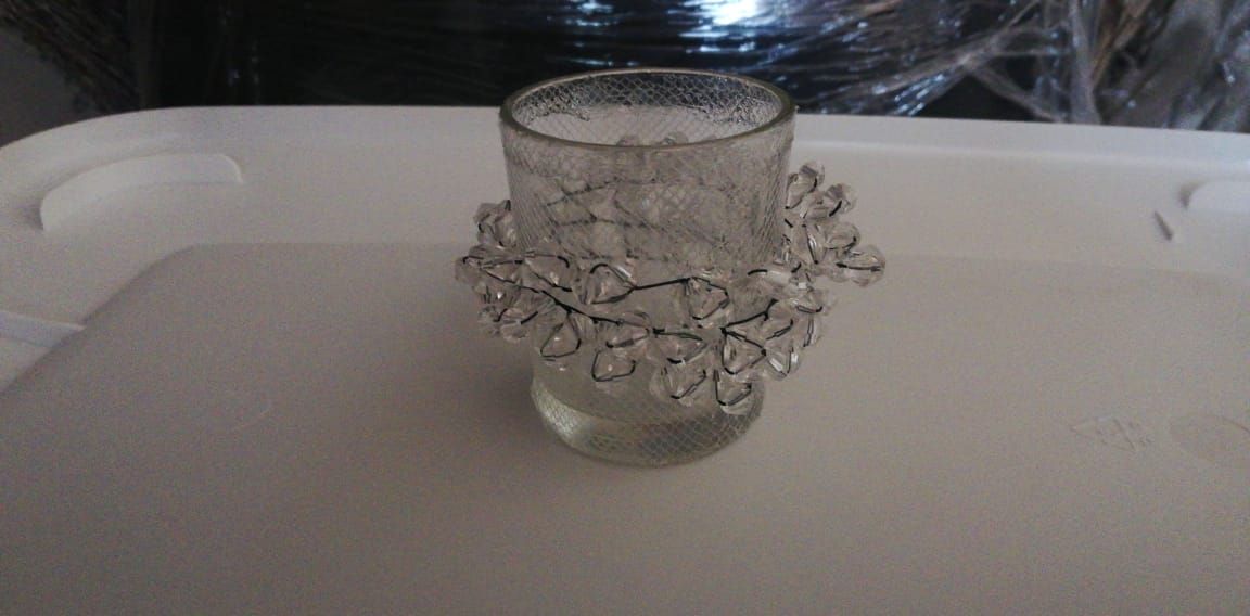 Lote 224 - 10 Candelabros con cristales y cuentas de 7 cms alto, 5 blancos y 5 dorados.